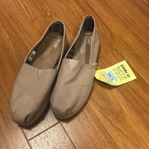 (NWT) tan/ beige TOMS